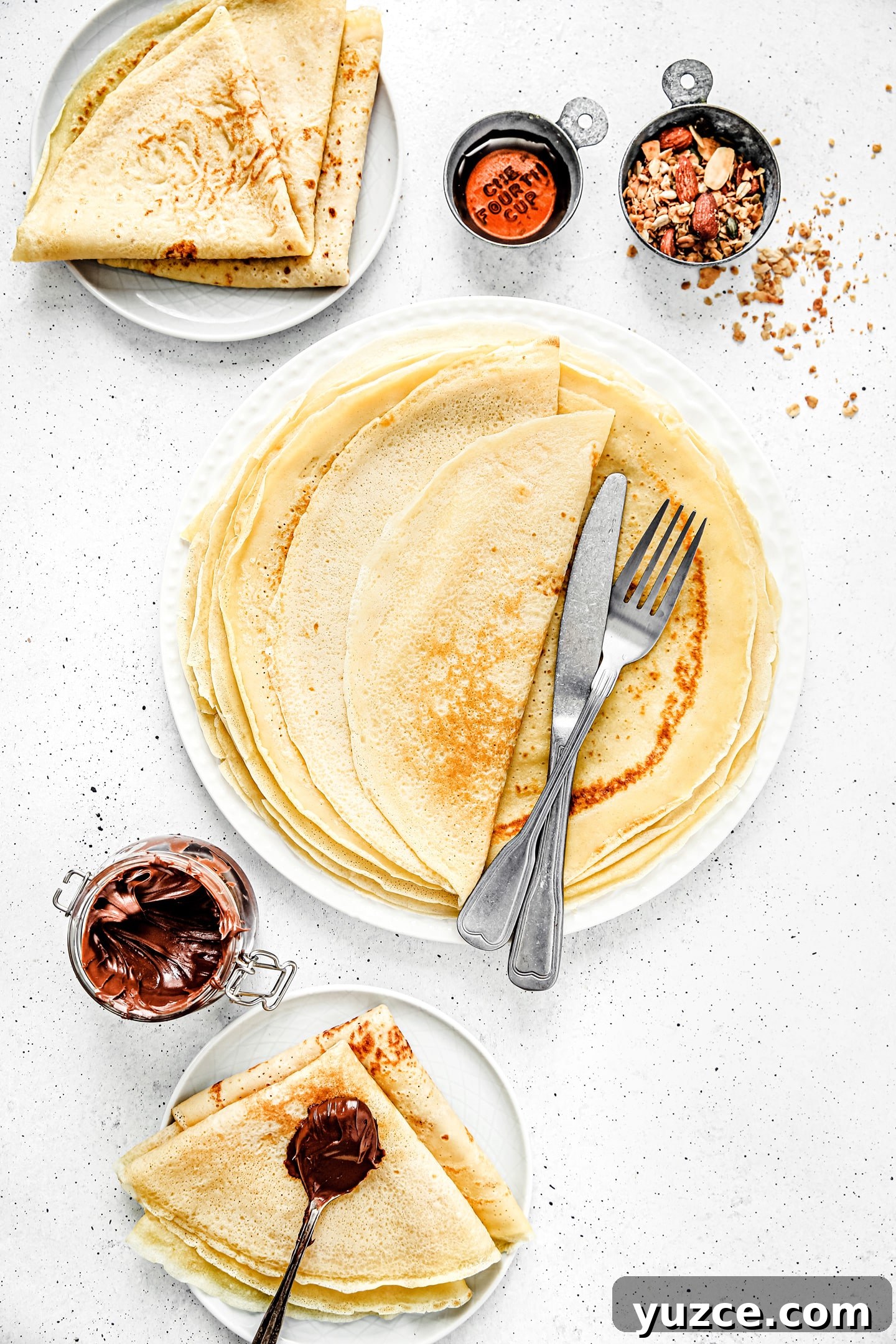 Fluffy Crêpe Batter Recipe for Light, Tender Crêpes 11 Assiette sur une table avec des crepes