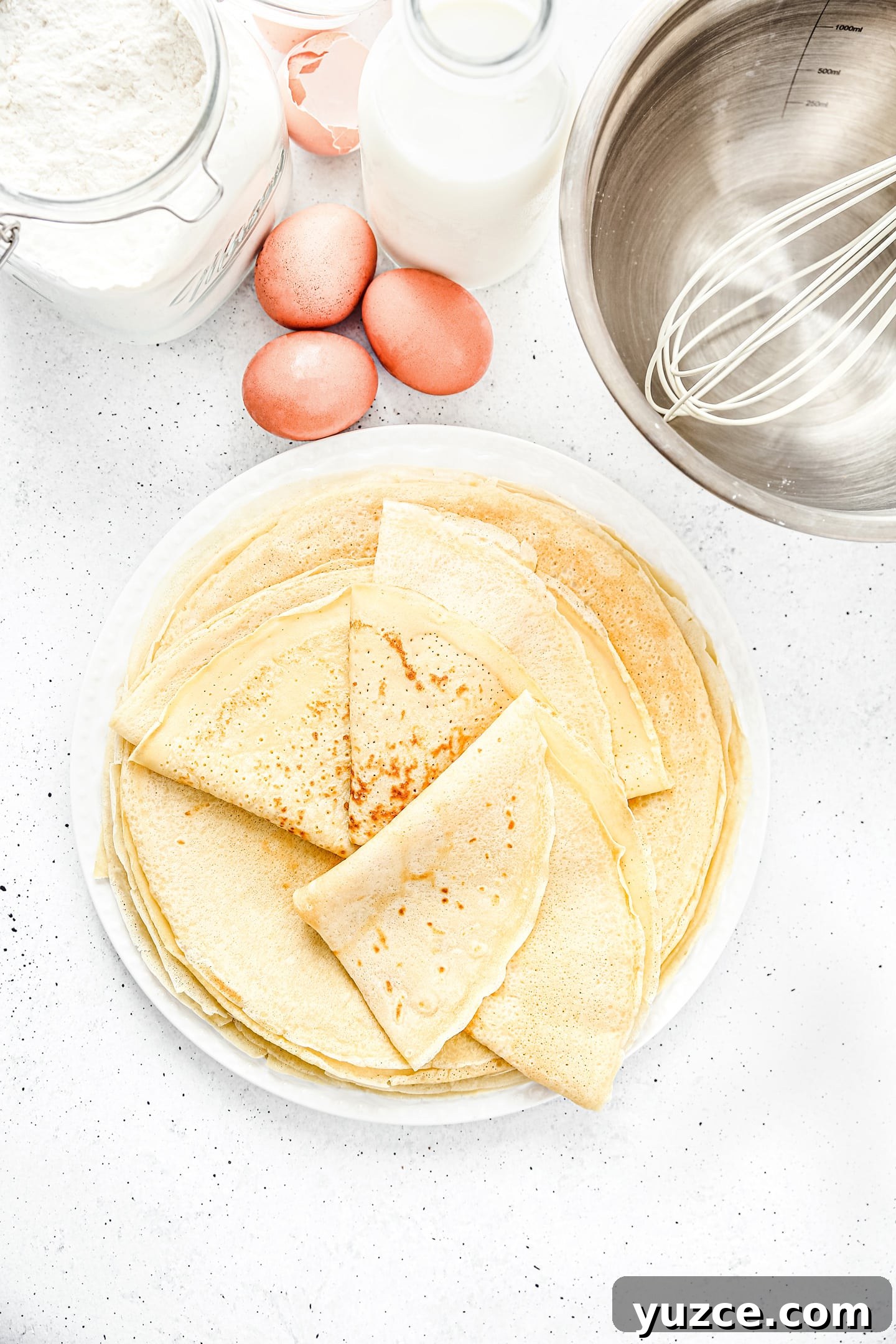 Fluffy Crêpe Batter Recipe for Light, Tender Crêpes 3 Crepes moelleuse dans une assiette