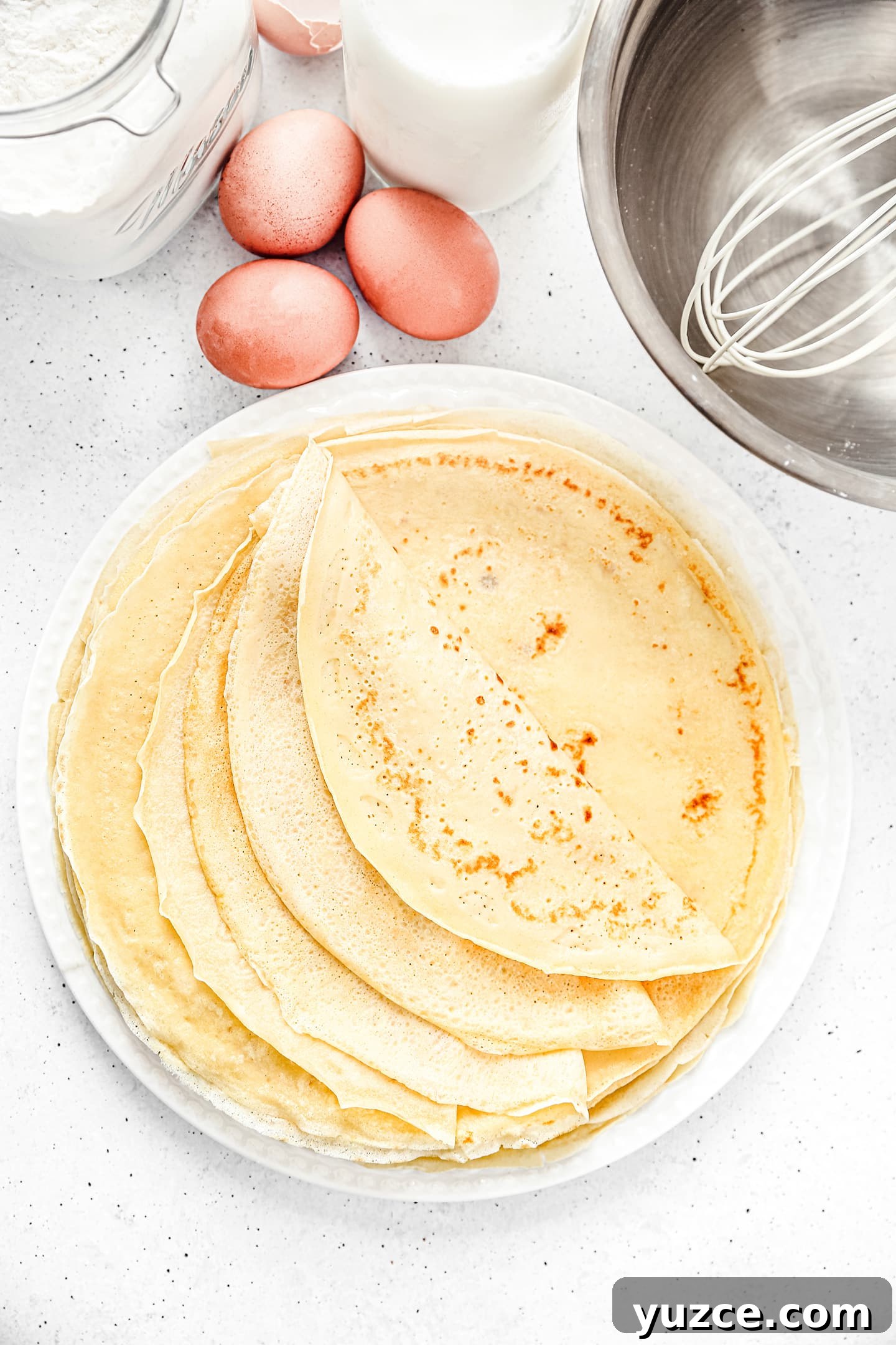 Fluffy Crêpe Batter Recipe for Light, Tender Crêpes 4 Assiette avec des crepes cuite