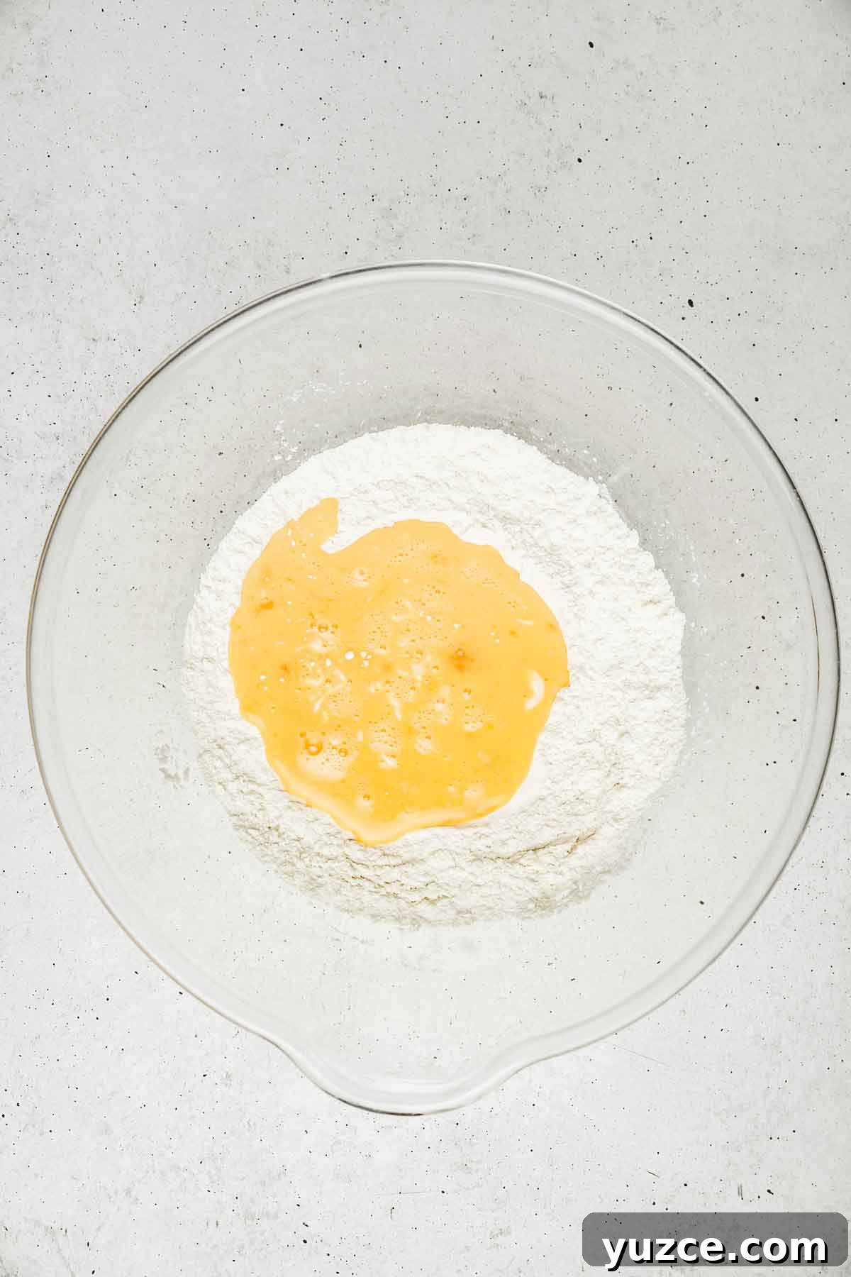 Fluffy Crêpe Batter Recipe for Light, Tender Crêpes 6 Large bol avec des ingrédients