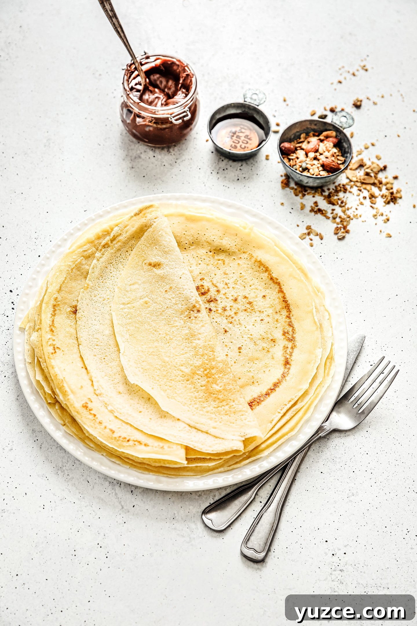 Fluffy Crêpe Batter Recipe for Light, Tender Crêpes 8 Crepes dans une assiette sur une table