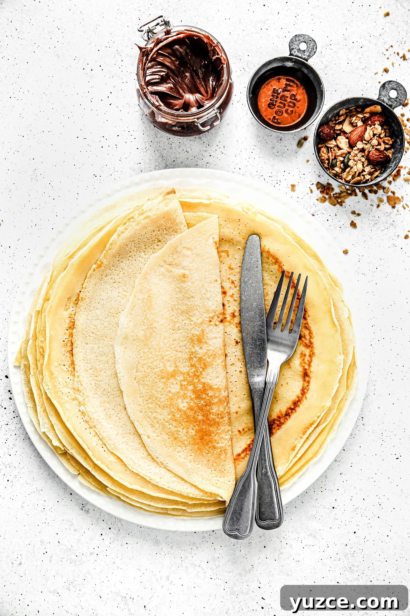 Fluffy Crêpe Batter Recipe for Light, Tender Crêpes 10 Crepes cuite dans une assiette