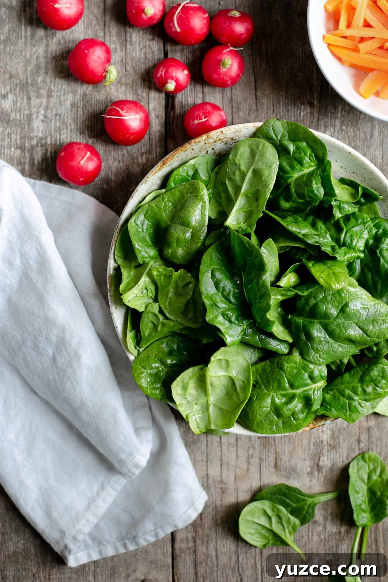 Crisp Spinach and Beetroot Salad with Tangy Citrus Dressing 3 Fresh, super-clean spinach and beetroot salad #veganrecipe #saladrecipe #healthyfood | via @annabanana.co
