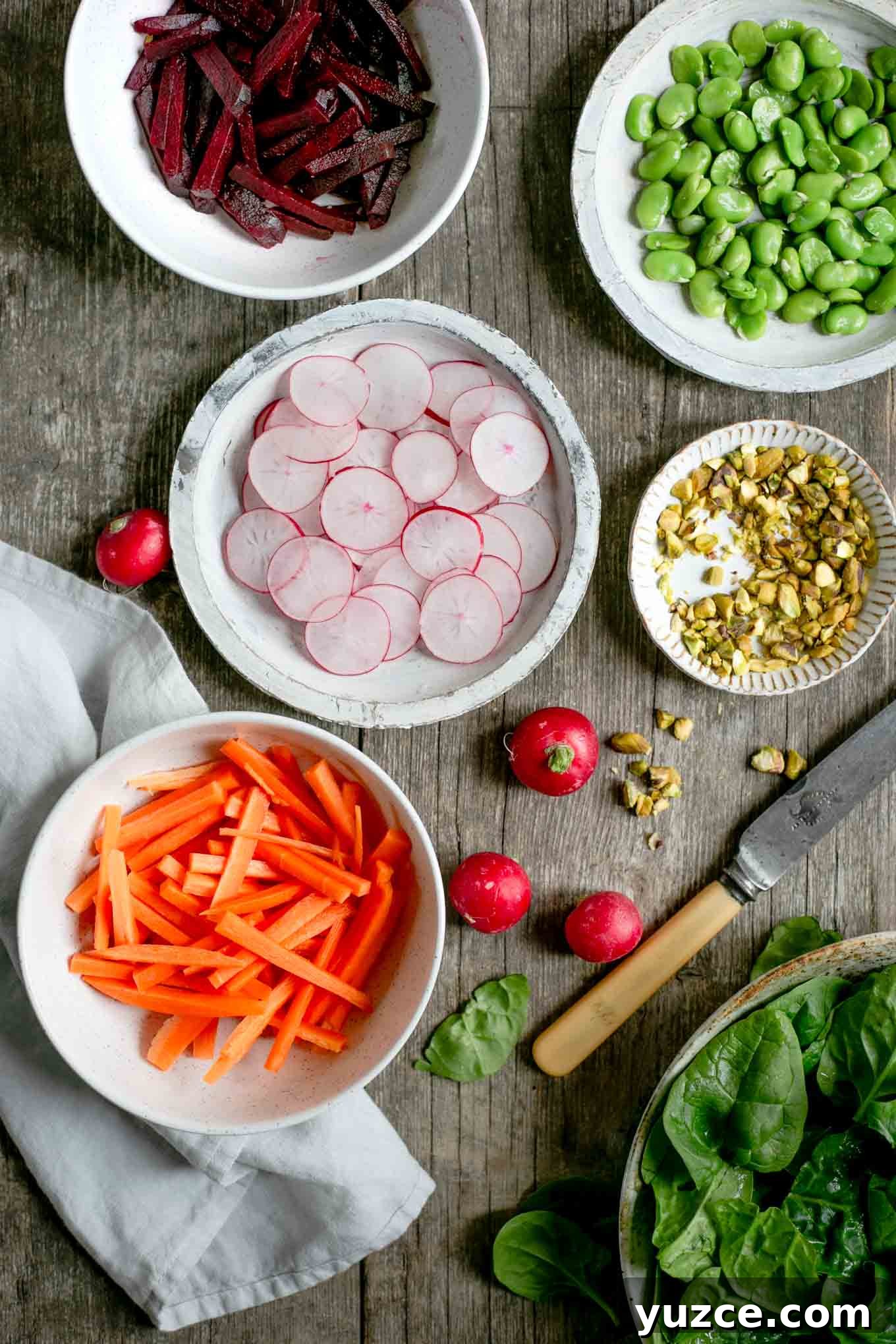 Crisp Spinach and Beetroot Salad with Tangy Citrus Dressing 5 Spinach and beetroot salad with fresh vegetables #veganrecipe #healthysalad #cleaneating | via @annabanana.co
